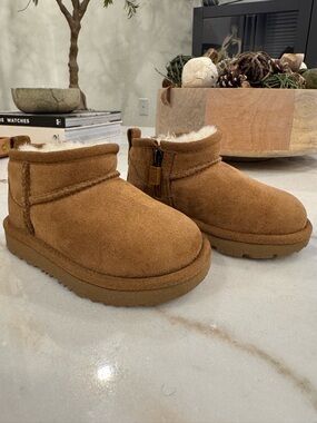 UGG Classic Ultra Mini Toddler Boots Size 8 Chestnut Brown Suede Cozy w Box
